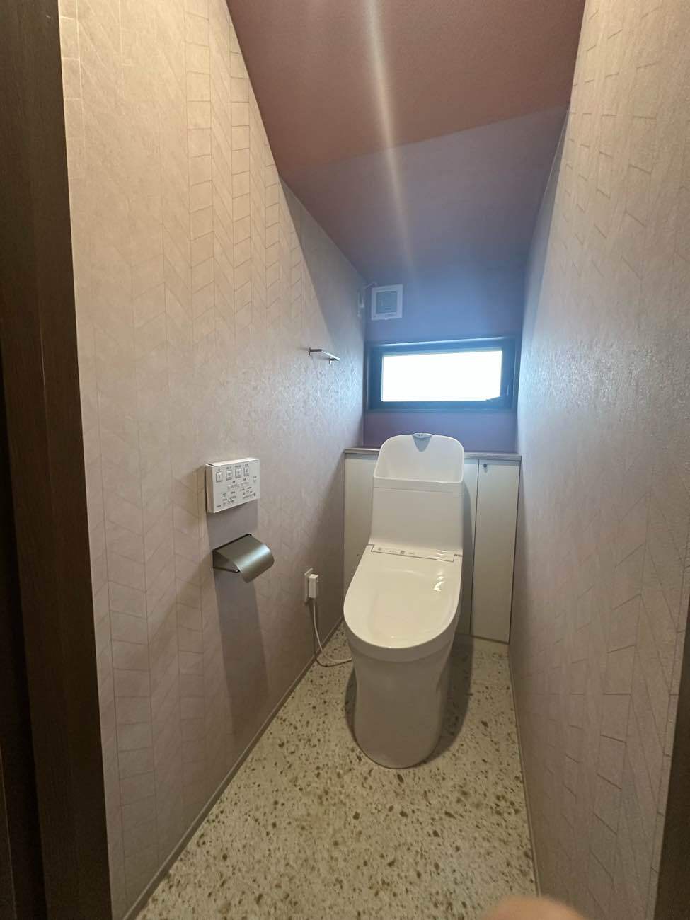 デザイン性と機能性を両立！TOTO ZR1とアクセントクロスでおしゃれなトイレ空間へ