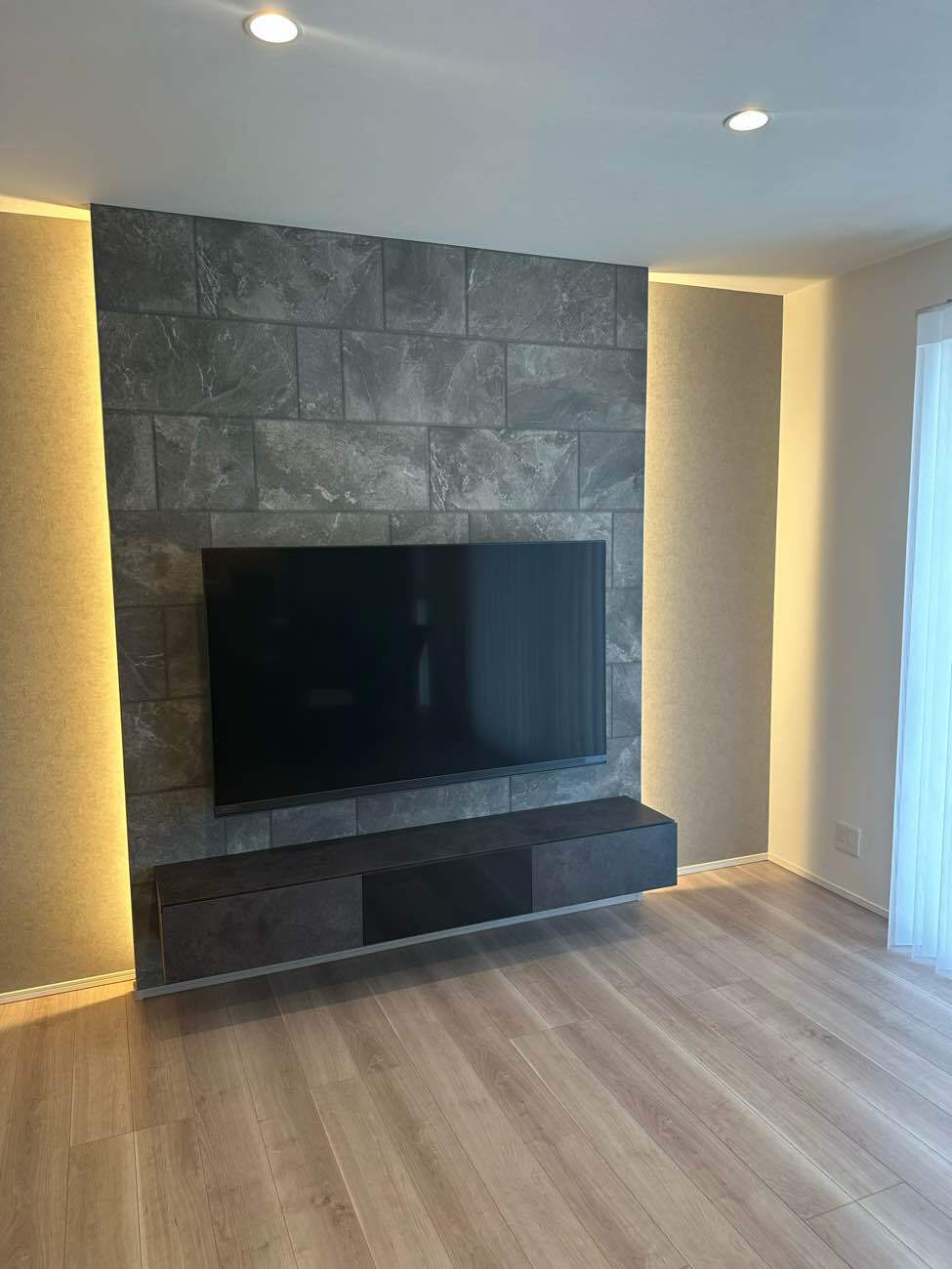 腰壁パネル×エコカラットで叶える、極上のリビング空間