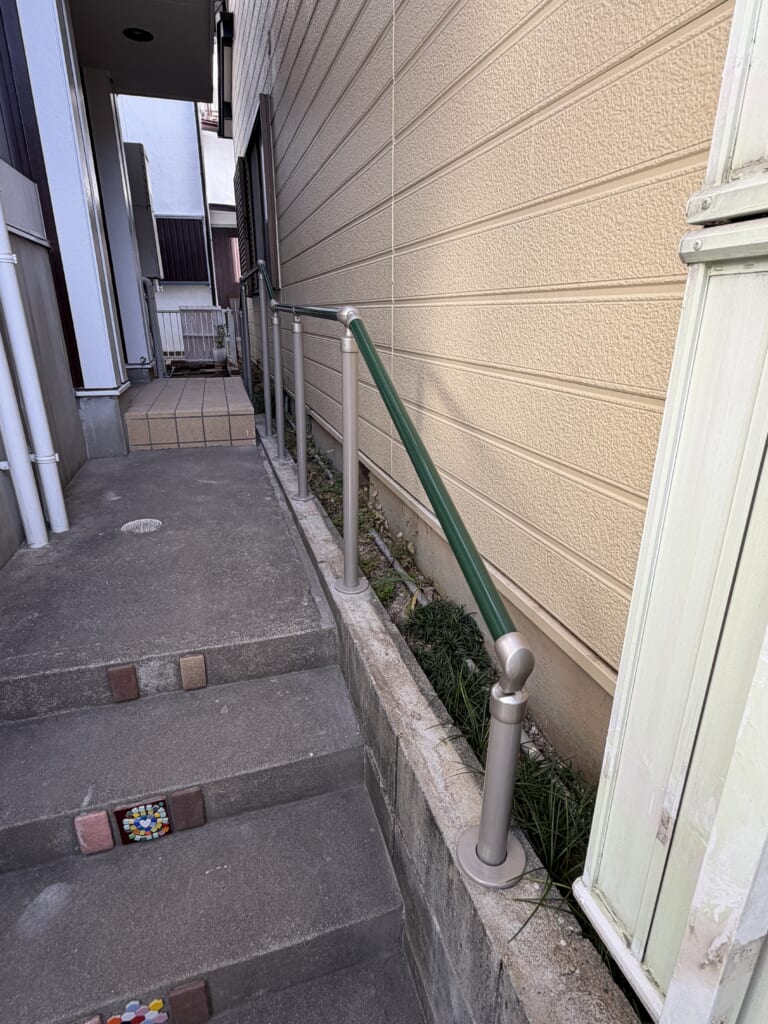 段差や凹凸にも対応！屋外手すり