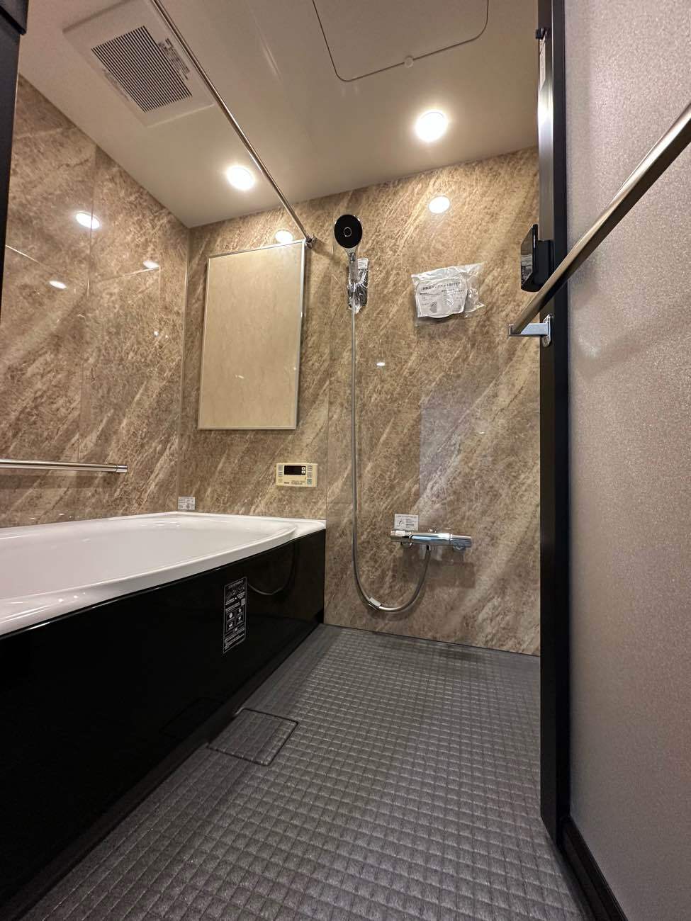 職人の技が光る！LIXIL「リノビオV」× 自社製作「磁石式窓カバーパネル」