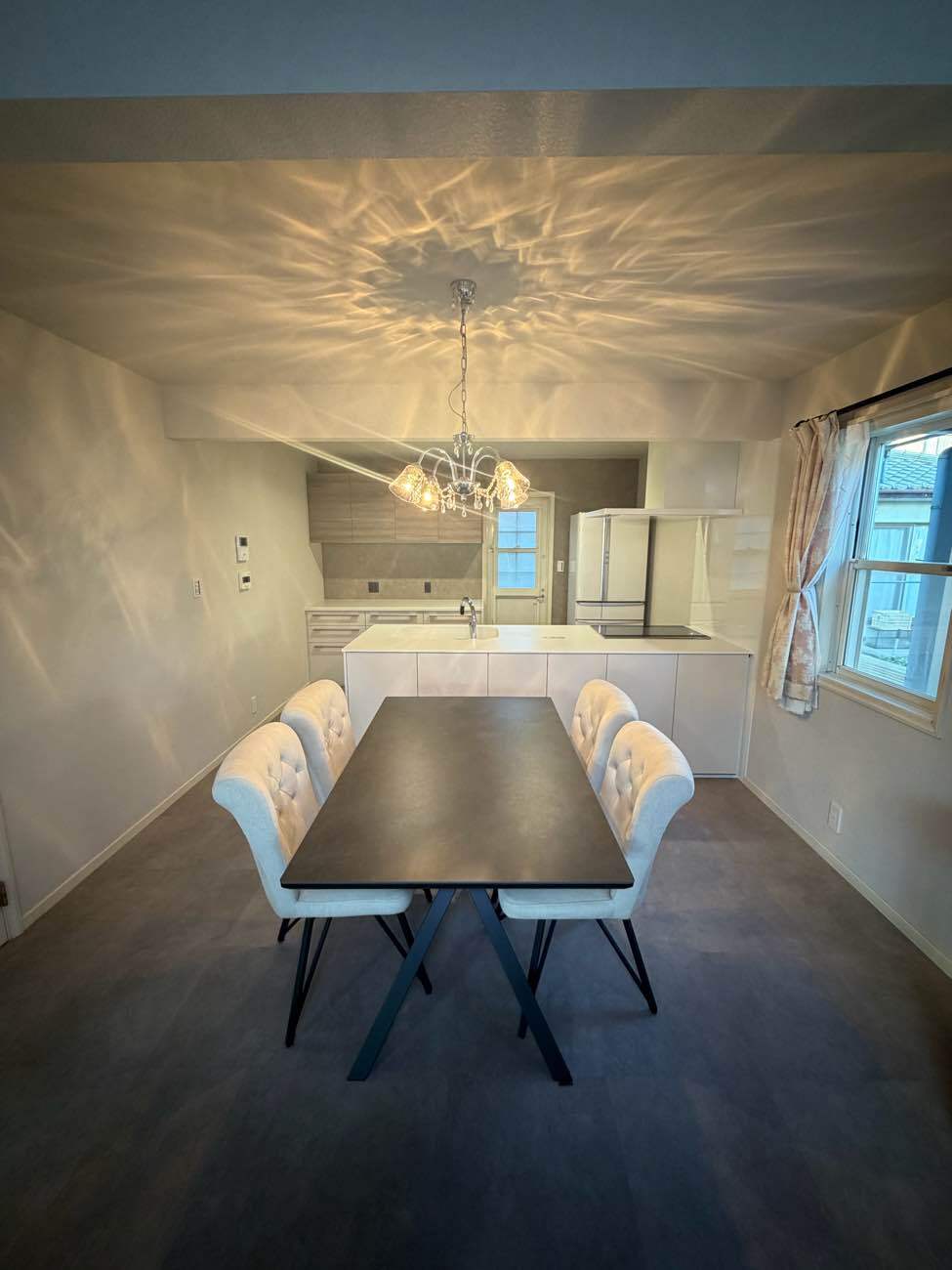 L字型から開放的なペニンシュラ型へ。LIXIL「ノクト」と「リシェル」で創る、上質なLDK